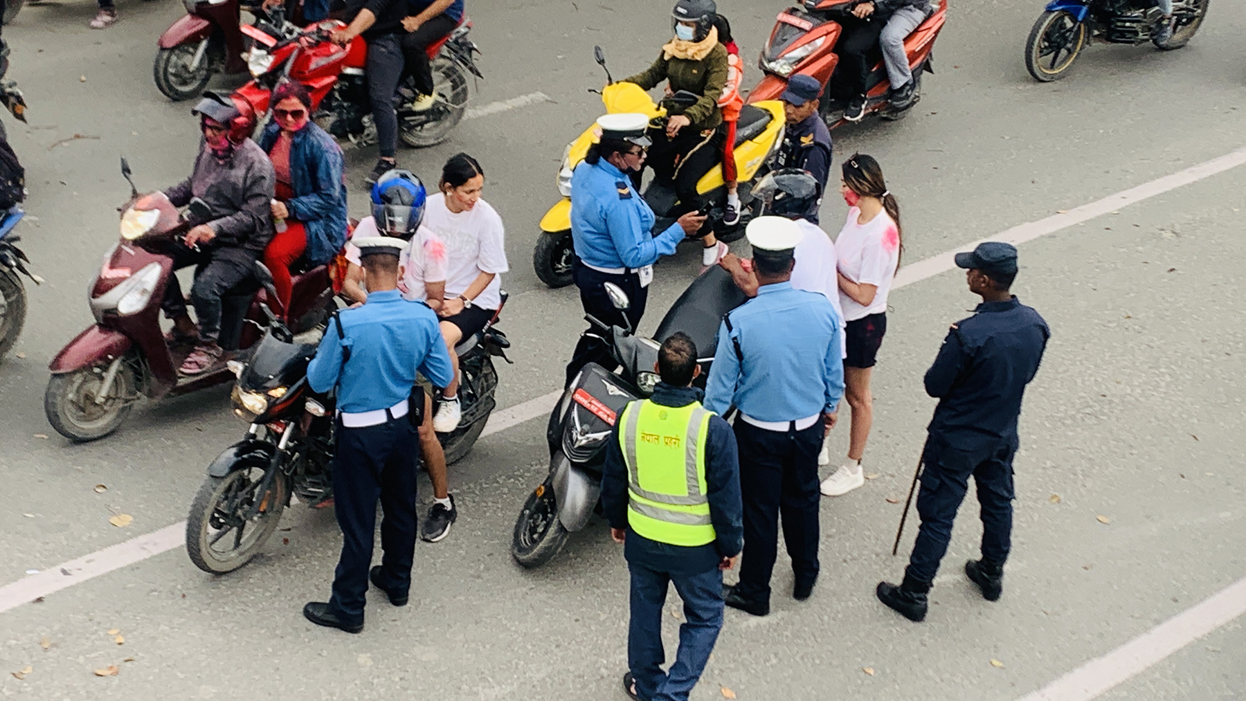 काठमाडौंमा ६६ सवारी साधन ट्राफिकको नियन्त्रणमा, २७ सय प्रहरी परिचालन