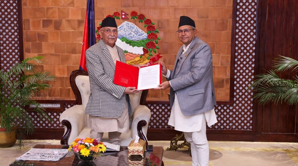 अन्तर–व्यवस्थापिका मञ्चको घोषणापत्र प्रधानमन्त्री ओलीलाई हस्तान्तरण