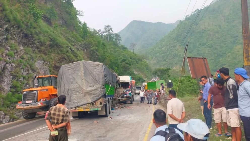 चितवनमा दुई ट्रक ठोकिँदा ७ जना घाइते