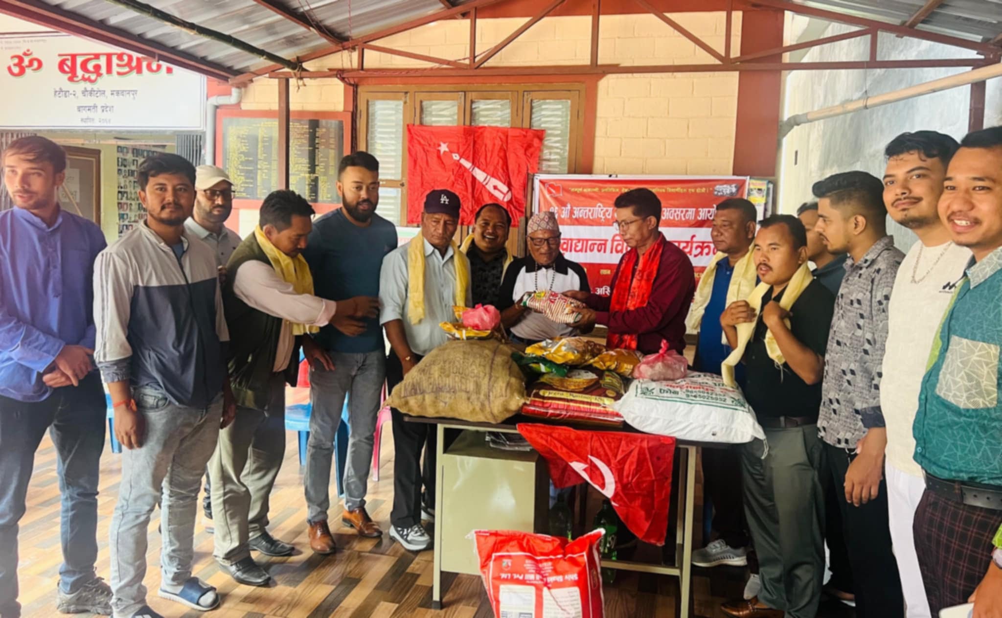 युवा दिवसको अवसरमा ॐ वृद्धाश्रममा खाद्यान्न बितरण