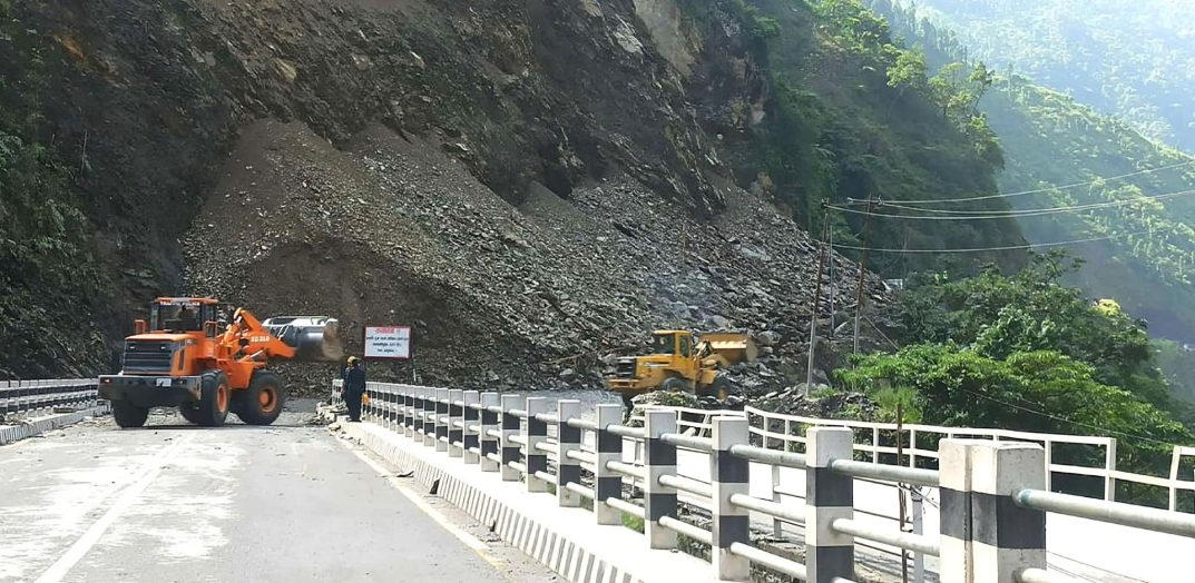 तुइनखोलामा खस्यो ठूलो पहिरो, अन्य सडक प्रयोग गर्न आग्रह