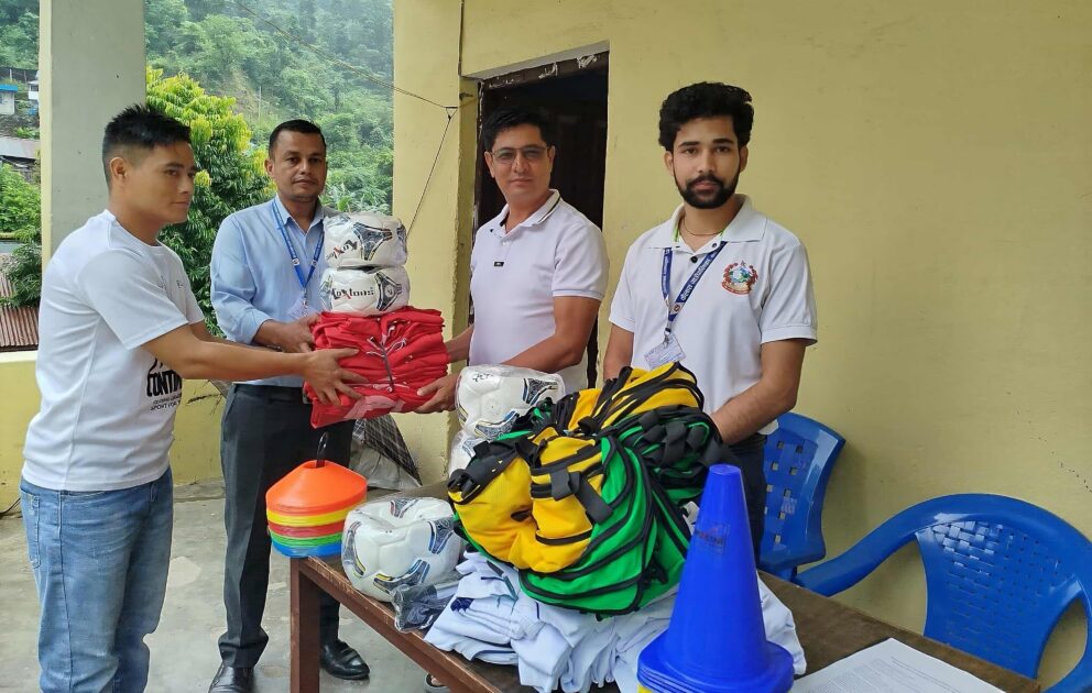 कैलाशका पाँच विद्यालयलाई खेलकुद सामाग्री हस्तान्तरण