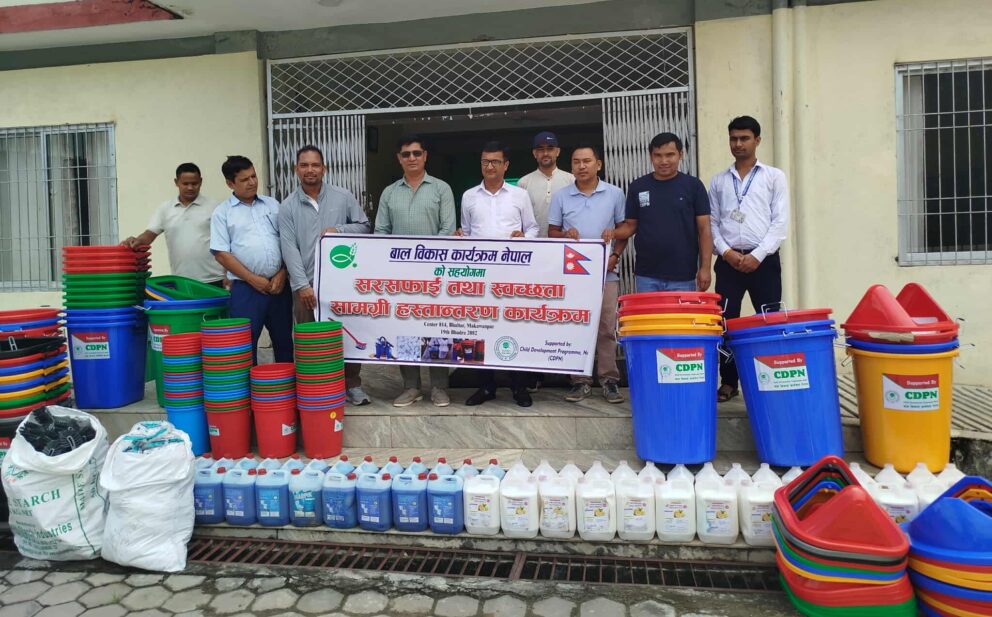 कैलाशलाई सरसफाई सामाग्री सहयोग