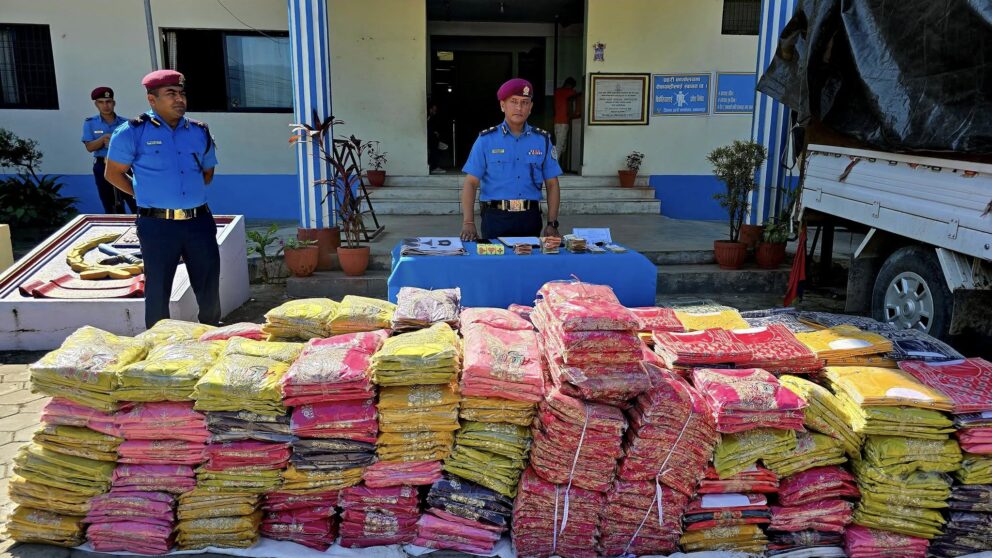 ३४ लाख बराबरको भन्सार छलिएको कपडा र प्रतिबन्धित पटकाजन्य पदार्थ बरामद
