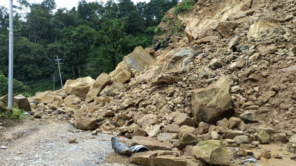 सुख्खा पहिरोका कारण कान्तिलोकपथ सडक अवरुद्ध