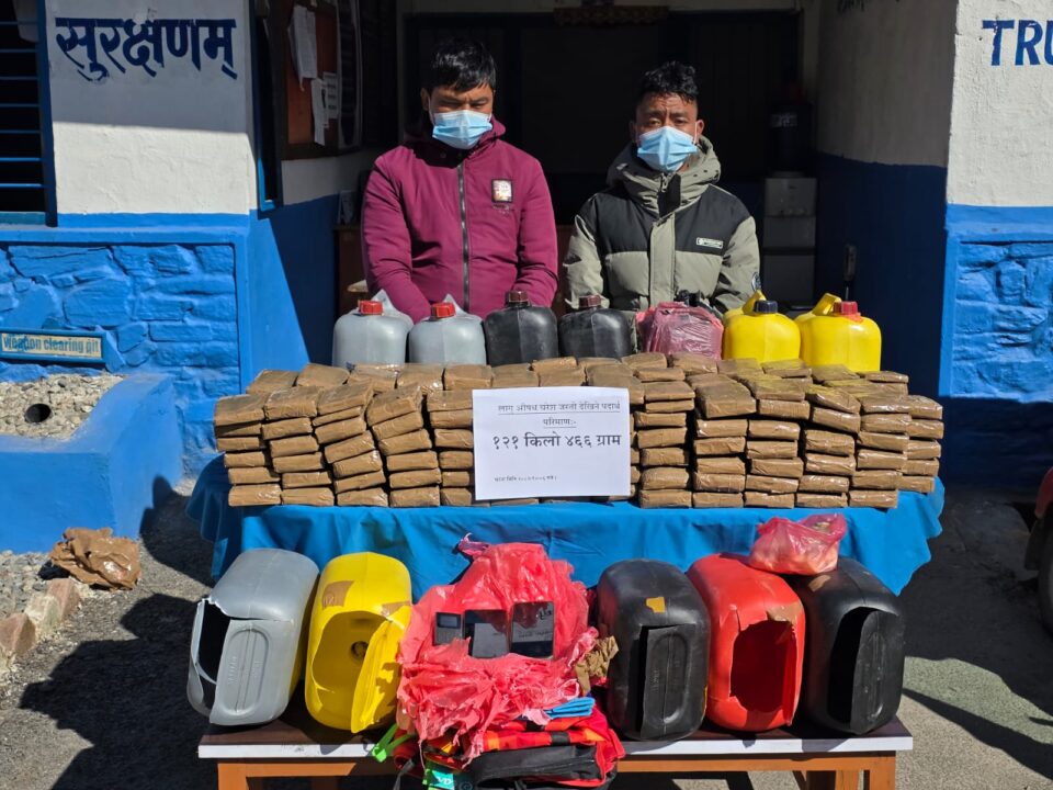 १ सय २१ किलो चरेससहित दुई जना पक्राउ