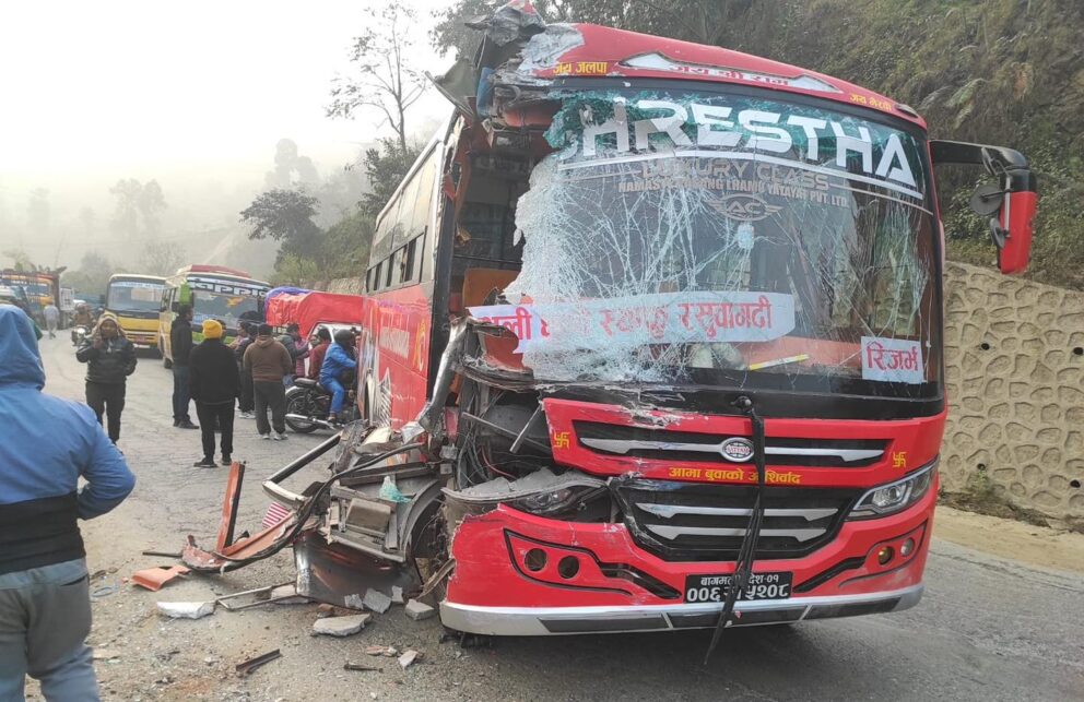 धादिङमा दुई बस ठोकिँदा घाइते भएका टिपर चालकको मृत्यु, दुवै चालक पक्राउ
