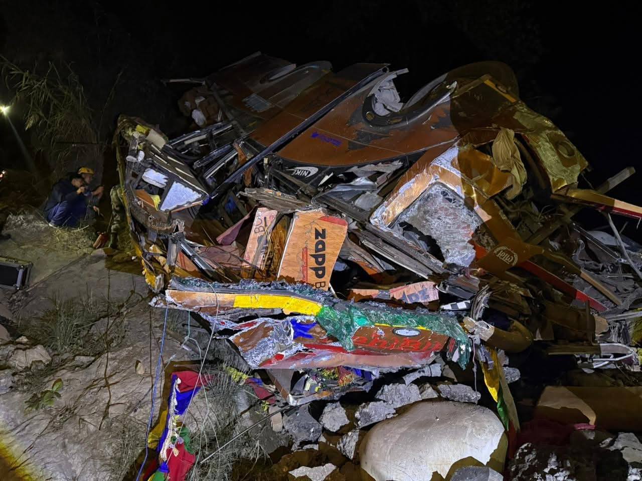 धादिङ बस दुर्घटना: मृतक सबैको सनाखत, गृहमन्त्री अर्यालले लिए घाइतेको अवस्थाबारे जानकारी