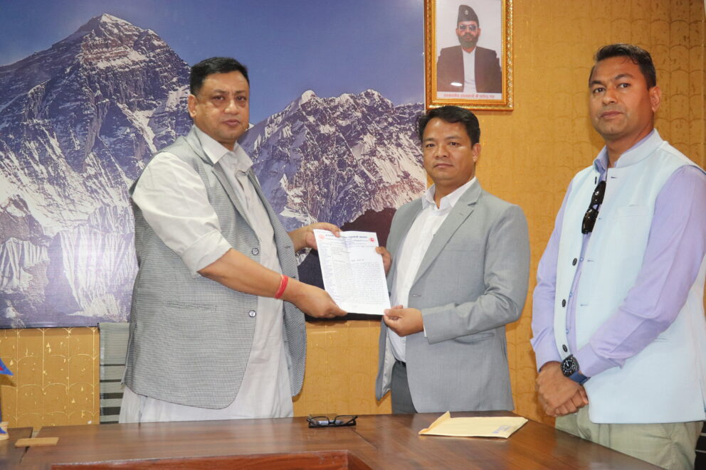 मूल्यवृद्धिले निर्माण व्यवसाय थलिएको भन्दै मुख्यमन्त्रीलाई ज्ञापन