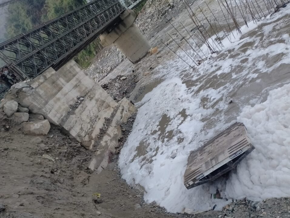 टेलर गाडी बागमती खोलामा खस्दा चालकको मृत्यु