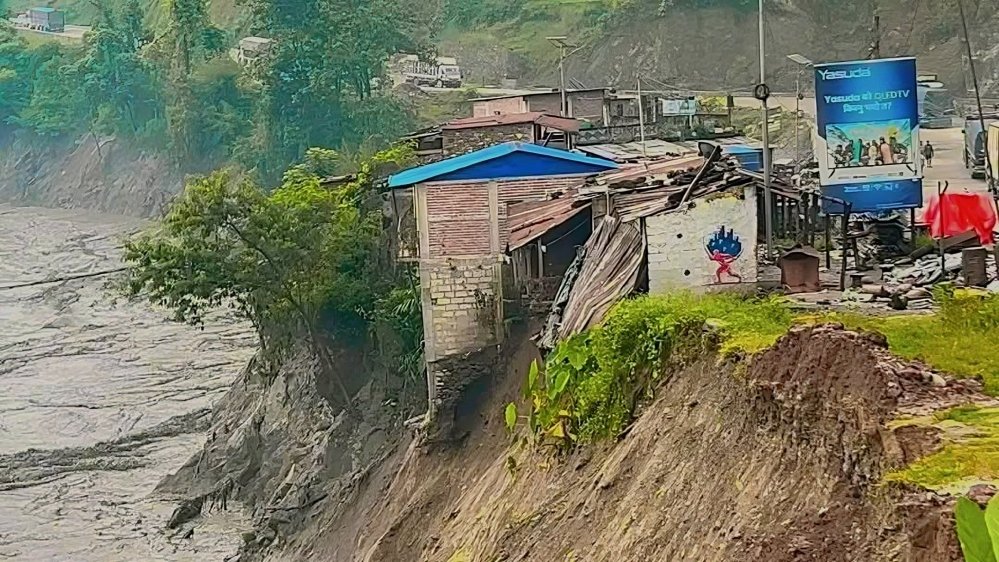भोटेकोसीको बहाब बढ्दा धादिङमा त्रिशूलीले बगायो ४ घर, अन्य घर पनि जोखिममा