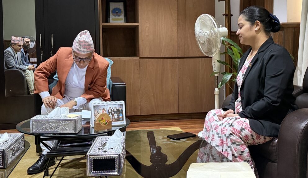 सहकारी ठगीका मुद्दा छिटो टुंग्याउन सहकारी कसुर हेर्ने समर्पित इजलास गठनको अनुरोध गर्दै मन्त्री रावलले प्रधानन्यायाधीशलाई बुझाइन् प्रतिवेदन