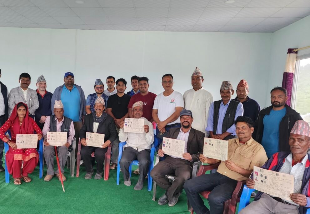 डढेलधुराको अजयमेरुमा लालपुर्जा वितरण, ७ अव्यवस्थित परिवार बने जग्गाधनी