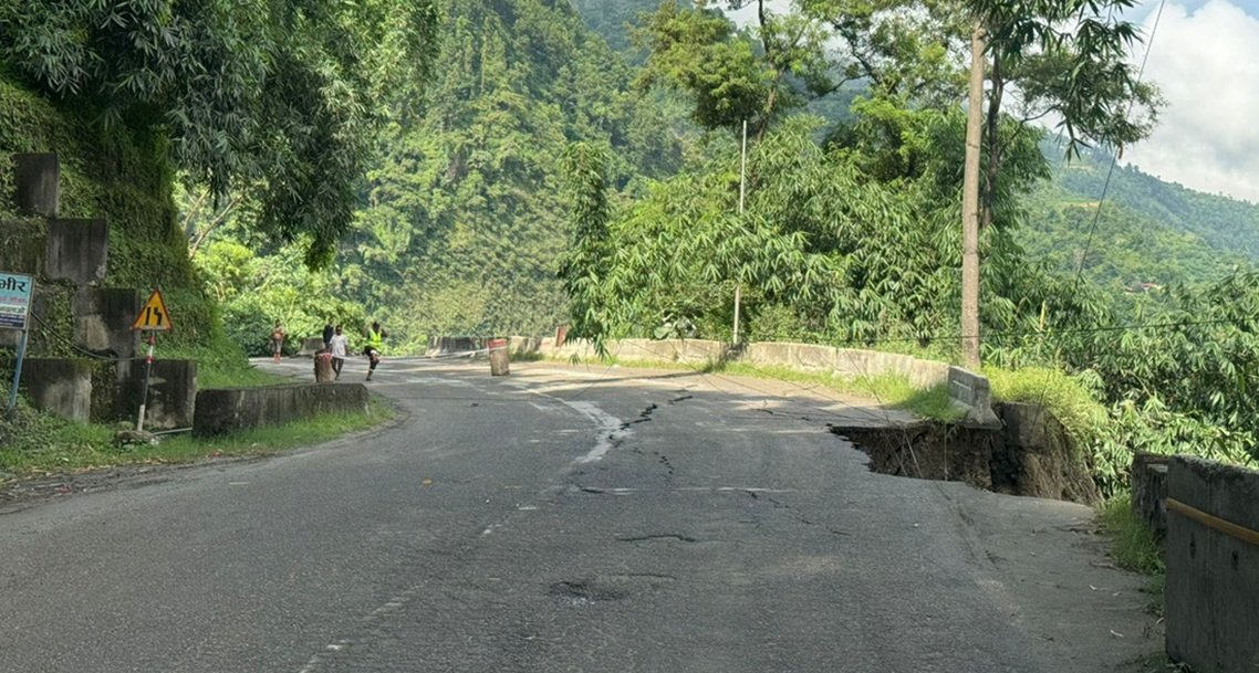 आज बिहान त्रिशूलीमा आएको बाढीले कृष्णभिरमा सडक भासियो, पृथ्वी राजमार्ग पूर्णरूपमा अवरुद्ध