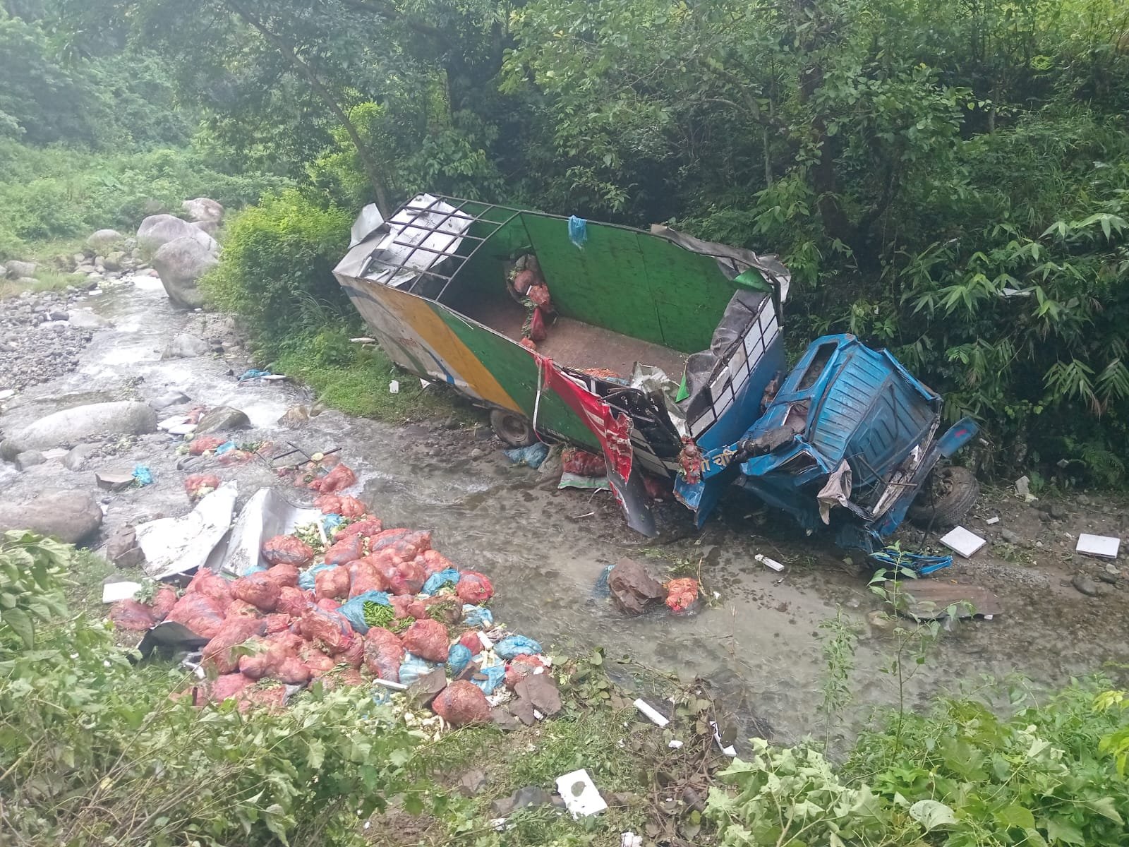 त्रिभुवन राजपथमा तरकारी बोकेको डिब्बा ट्रक दुर्घटना हुँदा एक जनाको मृत्यु, चालक गम्भीर घाइते