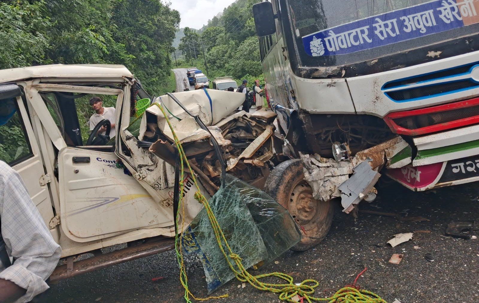 गोरखामा जिप र बस ठोक्किँदा ६ जना घाइते
