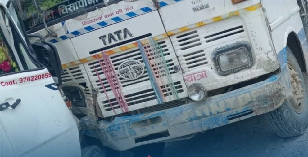दुई यात्रुबाहक बस एकआपसमा ठोक्किँदा ७ जना घाइते