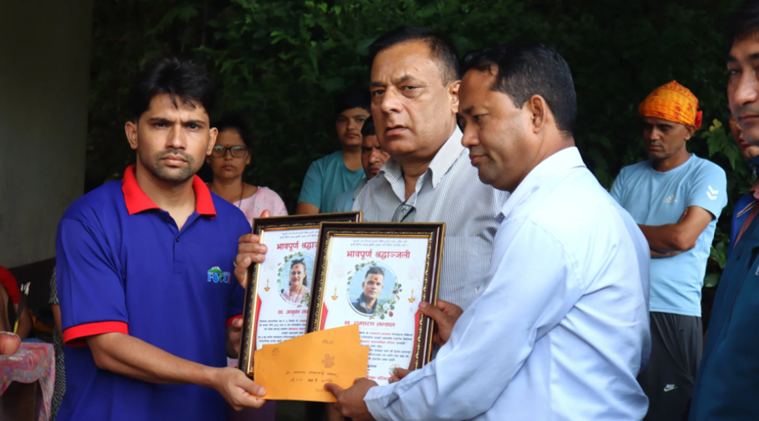 नीलकण्ठ नगरपालिकाद्वारा बाढीमा ज्यान गुमाउनेका परिवारलाई आर्थिक सहयोग
