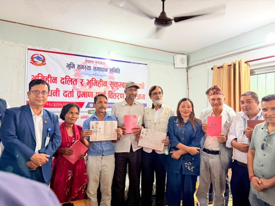 मकवानपुरगढीमा लालपुर्जा वितरण, ६ परिवार बने जग्गाधनी