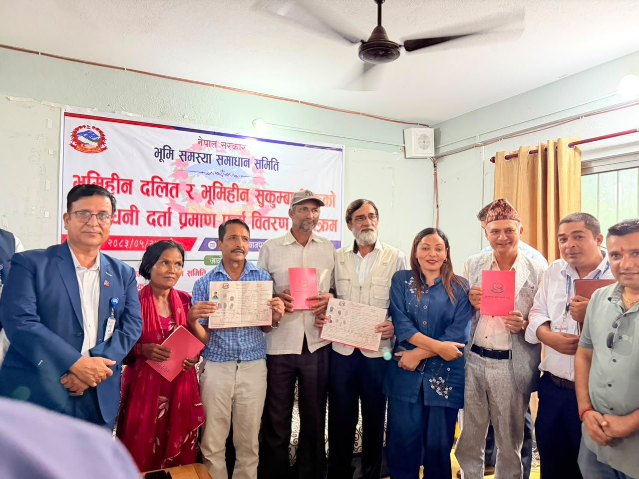 मकवानपुरगढीमा लालपुर्जा वितरण, ६ परिवार बने जग्गाधनी