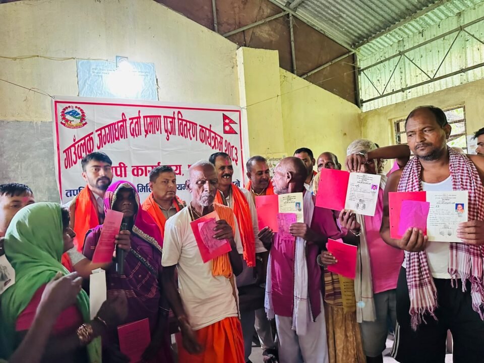 नापजाँच सकिएको ९ वर्षपछि धनुषाका ३८८ परिवारले पाए लालपुर्जा