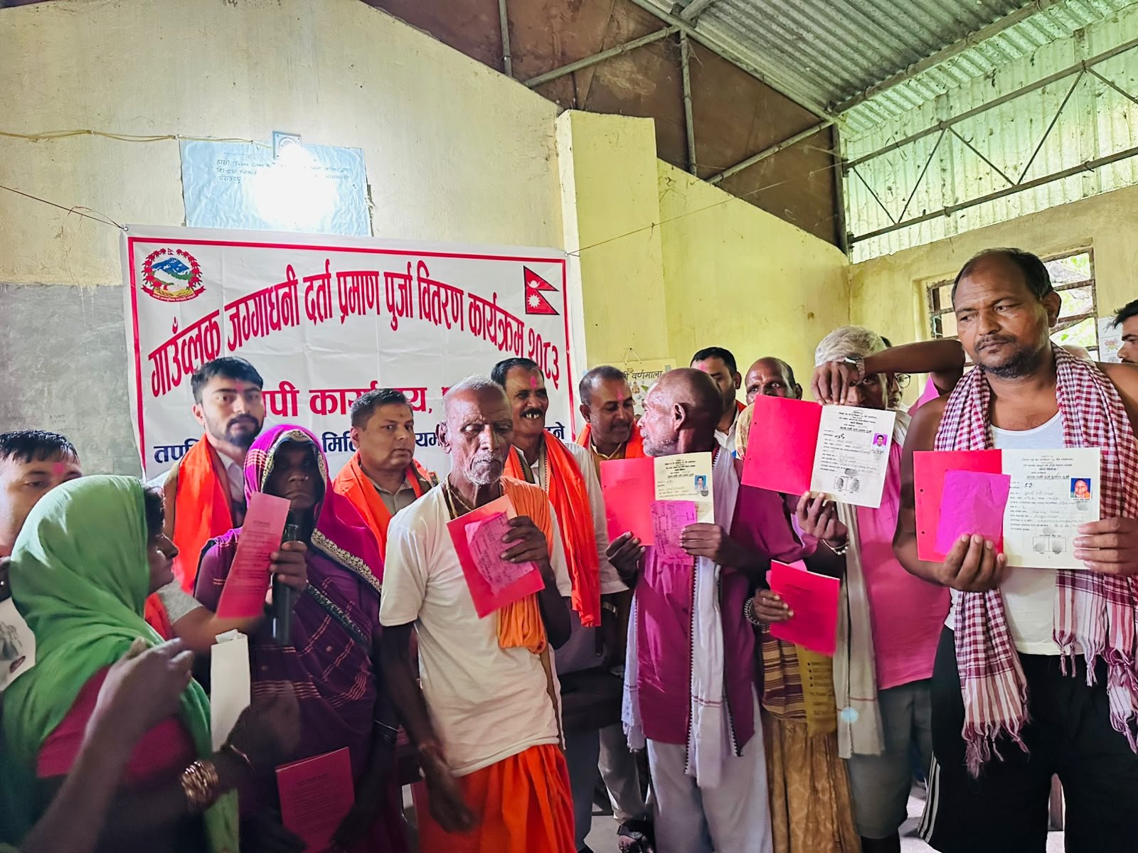 नापजाँच सकिएको ९ वर्षपछि धनुषाका ३८८ परिवारले पाए लालपुर्जा