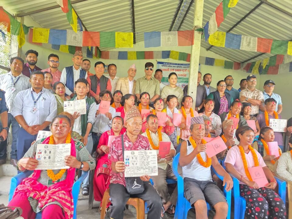 चितवनसहित विभिन्न जिल्लाका भूमिहीन दलित तथा अव्यवस्थित परिवारको हातमा जग्गाधनी पुर्जा