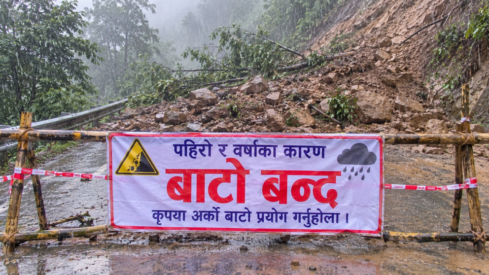 अविरल वर्षाका कारण सिस्नेरीमा पहिरो, हेटौँडा–भीमफेदी–दक्षिणकाली सडक अवरुद्ध